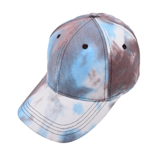 Détail d'une casquette de baseball tie-dye bleue et marron montrant coutures et œillets