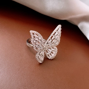 Nahaufnahme des eleganten silbernen Schmetterlingsrings mit Zirkonia auf Lederhintergrund