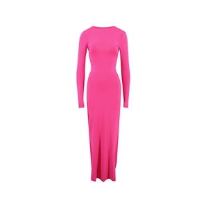 Detailansicht des rosa langärmeligen Bodycon-Maxikleides mit minimalistischem Rundhals