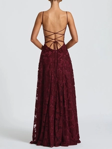 Robe longue élégante en dentelle rouge foncé avec dos nu et bretelles croisées