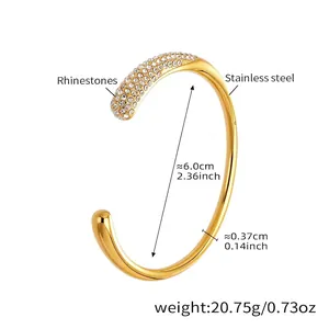 Vue détaillée du bracelet jonc doré en acier inoxydable avec goutte en strass et tailles