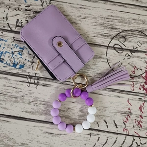 Détail du porte-clés bracelet en perles de silicone violet avec pochette pour cartes