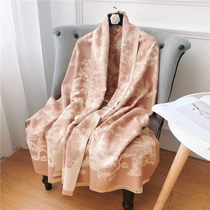 Détail d'un châle en cachemire rose avec motif Toile de Jouy et franges fines