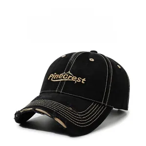 Detail der verwaschenen schwarzen Baseballkappe mit goldener PineCrest Stickerei