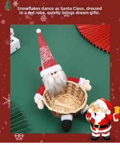 Détail d'un panier à bonbons en bambou avec figurine de Père Noël en peluche et bonnet rouge