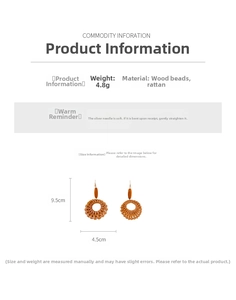 Vue détaillée des boucles d'oreilles en rotin faites à la main avec perles en bois