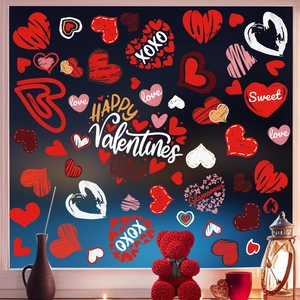Detail von roten und rosa Herz-Fensteraufklebern mit Happy Valentine's Day Schrift