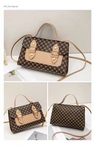 Vue détaillée du sac bandoulière vintage avec boucles dorées et sangle en cuir beige