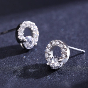 Elegant S925 sterling silver round stud earrings with sparkling cubic zirconia crystals