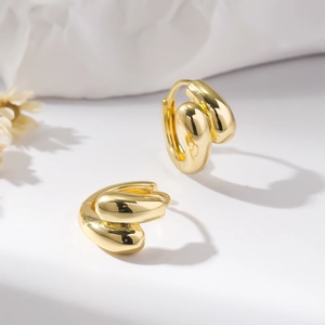 Orecchini astratti dorati lucidi con un design minimalista a goccia d'acqua da donna