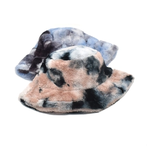 Détails de bobs en fausse fourrure tie-dye aux dégradés de couleurs rose, gris et bleu