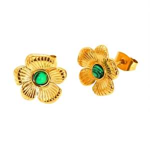 Boucles d'oreilles fleurs plaquées or 18 carats avec turquoise sur fond blanc pur
