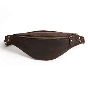 Détail du sac de taille en cuir marron foncé avec texture vintage et rivets en métal