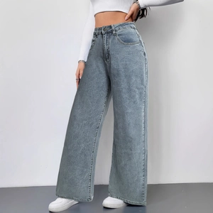 Lichtblauwe jeans met hoge taille en wijde pijpen, baggy pasvorm op een model