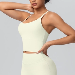Détail du soutien-gorge de sport crème avec fines bretelles et large bande de maintien