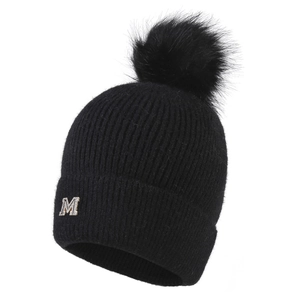 Dettaglio berretto nero in maglia con pompon in ecopelliccia e lettera M glitterata