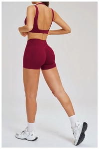 Vista posteriore del set yoga bordeaux con reggiseno sportivo e pantaloncini a vita alta