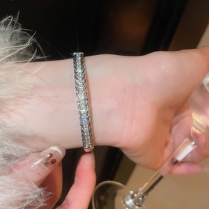 Détail du bracelet ouvert plaqué argent 18k avec pierres zircon et bordure torsadée