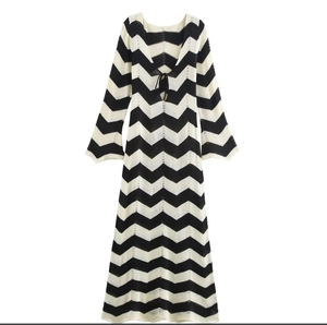 Détail de la maille à vagues contrastées et texture sur une robe longue ajustée