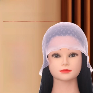 Détail du bonnet à mèches en silicone blanc montrant la texture durable et les trous