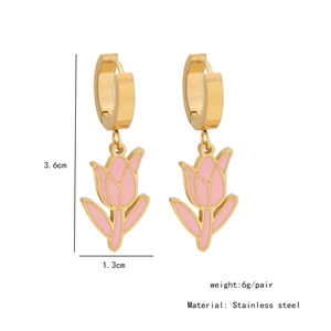 Detail of pink tulip earrings with dimensions 3.6x1.3cm and stainless steel hook