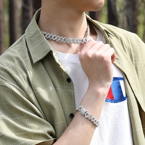 Ensemble collier et bracelet à maillons cubains argentés avec diamants sur un mannequin