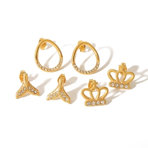 Trois paires de boucles d'oreilles en acier titane plaqué or 18k avec queue de poisson