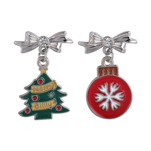 Detaillierte Makroansicht von Emaille-Weihnachtsbaum-Broschen mit silbernen Schleifen