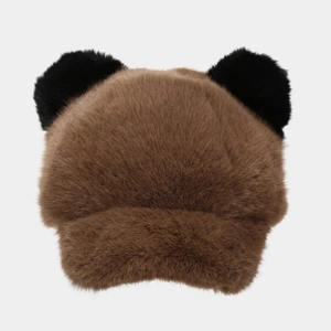 Dettaglio della consistenza del peluche su un caldo cappello da baseball invernale a panda