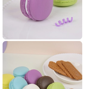 Makro-Detail von Squishy-Macaron und realistischem Karamellkeks mit geprägter Textur