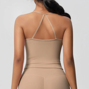 Dettaglio posteriore del reggiseno sportivo con spalline incrociate e tessuto yoga