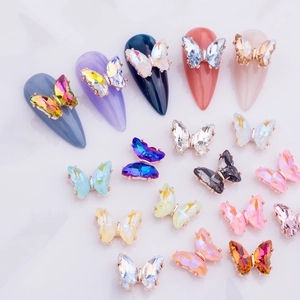 Detalle de dijes para uñas de mariposa de cristal 3D con gemas de colores facetadas