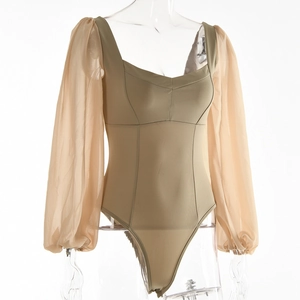 Gros plan du body beige avec encolure carrée et manches bouffantes en tulle transparent