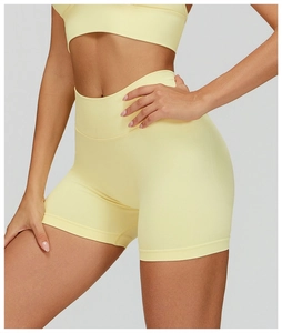 Détail du short de yoga sans couture taille haute jaune avec texture côtelée et taille en V
