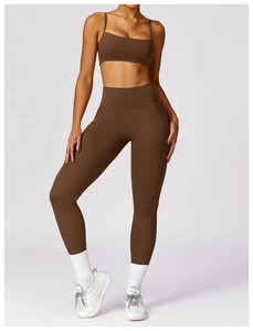 Detailaufnahme des braunen Yoga-Sets mit schmalen Trägern und nahtloser High-Waist-Leggings