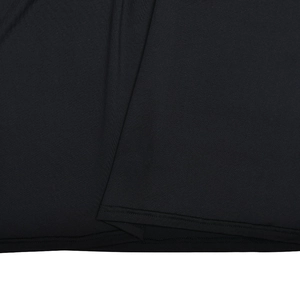 Gros plan sur le tissu noir d'une robe montrant la texture et les coutures de détail