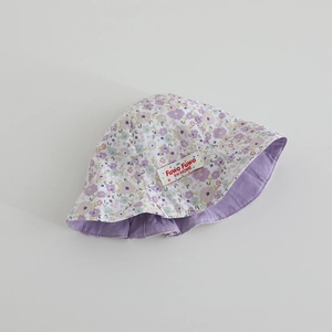 Vue détaillée du chapeau de soleil en coton avec motif floral et coutures de qualité