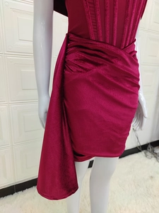 Détail de la robe bustier en velours bordeaux avec drapé latéral et texture corsetée