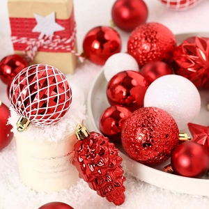 Set de 65 décorations de Noël comprenant boules, étoiles et pommes de pin rouges et blanches