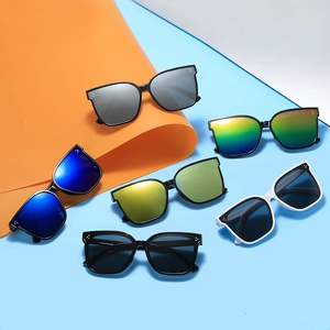Occhiali da sole per bambini alla moda con design a tre punti e lenti colorate vivaci