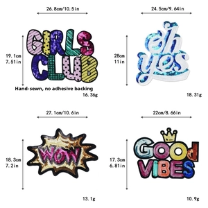 Détails de grands écussons en paillettes avec motifs GIRLS CLUB et WOW pour décoration DIY
