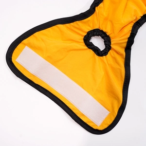 Détail du pantalon physiologique jaune pour chien avec velcro et trou pour la queue