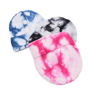 Bonnets en maille tie-dye en bleu, rose et noir avec texture côtelée pour l'extérieur