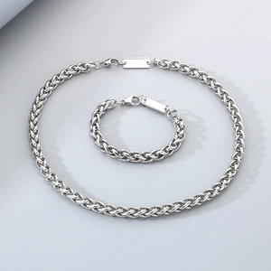 Dettaglio del set collana e bracciale in acciaio inossidabile con ciondolo rettangolare