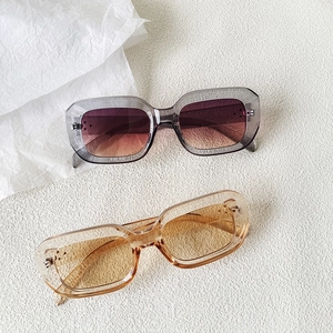 Fashionable square sunglasses with thick frames and classic metal rivet decorations