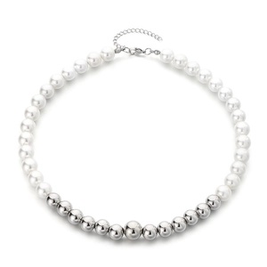 Collier en perles blanches et boules métalliques argentées sur fond blanc épuré