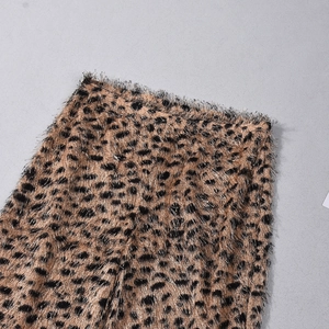 Vue détaillée du tissu pelucheux à motif léopard pour pantalon court à taille basse