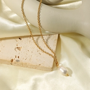 Collier élégant en or 18 carats avec pendentif en perle d'eau douce sur soie