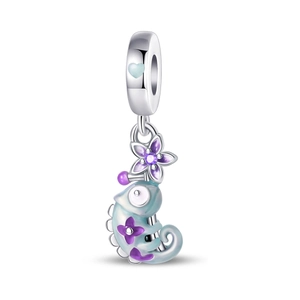 Détail du pendentif hippocampe en émail bleu et violet avec décorations florales