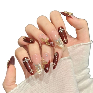Unghie finte a mandorla bordeaux con farfalle d'oro 3D e raffinati cristalli di zircone